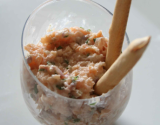 Verrine de tartare de saumon et son gressin