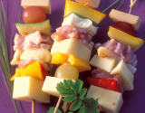 Brochettes multicolores à la Tomme de Savoie