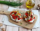 Tartines au fromage frais, poivrons grillés et champignons