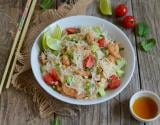 Salade de vermicelles de riz au poulet, tomates, concombre et cacahuètes