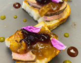 Tartine de foie gras, pétales de magret et farandole de compotées et Chutneys