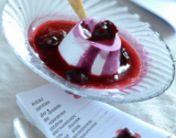 Yogourt glacé à la framboise avec coulis de myrtilles