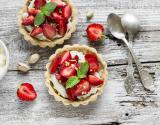 Tartelette aux fraises, crème à la pistache accompagnée d'une sucette de fraises glacée aux framboises entières