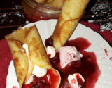 Cornets de crêpes et chantilly et confiture de framboise