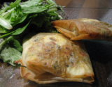 Brick à l'œuf avec oignons, fromage et herbes fraîches