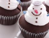 Cupcakes au chocolat en meringue de bonhomme de neige