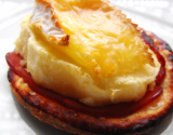 Camembert sur pommes de terre sur bacon sur lit feuilleté