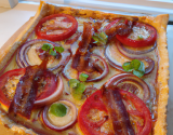 Tarte chèvre bacon oignon poivron tomate