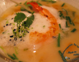 Soupe de courge et gambas à l'émulsion de coco et germes de poireaux