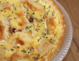 Quiche au chaource, émincés de bacon et gésiers