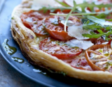 Tarte feuilletée à la tomate, pesto de roquette