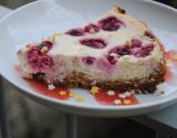 Cheesecake aux framboises sur coulis de fruits rouges