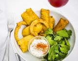 Beignets de légumes à la farine de pois chiches, crémeux à la noix de cajou raifort et poivre noir