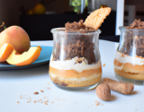 Verrine à la crème à la pâte à tartiner type nutella et crumble de spéculoos aux pêches