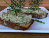 Tartine de mousse de chaource aux herbes et crème d'artichaut à la moutarde