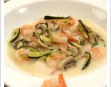 Nage de crevettes, courgettes et champignons au gingembre