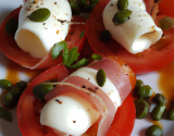 Tomates à la mozzarella et aux lardons