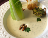 Velouté d'endives et nuage de roquefort aux noix