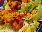 Crevettes au curry sur salade croquante