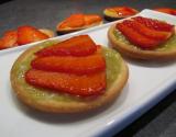 Petites tartes aux fraises sur lit de rhubarbe vanillée