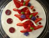 Entremet chocolat blanc, fraises gariguette et violette