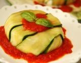 Courgettes au chèvre frais en Charlotte, coulis de poivron rouge au basilic