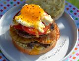 Hamburger australien à l'ananas grillé et œuf sur le plat