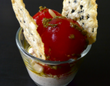 Verrine de petites tomates poèlées au pesto sur crème de pignon, chips de parmesan au sésame noirs