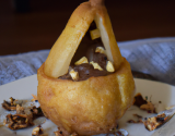 Poire en croûte fourrée à la crème de noisette et au chocolat amer