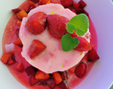 Tartare de fraise au sirop de persil, glace coco