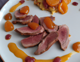 Magret de canard, sauce aux abricots