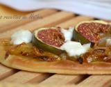 Pizzetta aux figues, oignons confits et chèvre