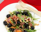 Salade de roquette, jambon fumé, olives et anchois