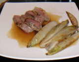 Magret de canard sauce miel / pain d'épice et ses endives sautées