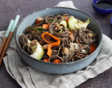 Salade de pâtes soba à l'émietté végétal citron & poivre mignonette