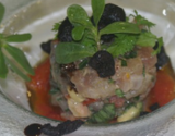 Tartare de thon rouge aux herbes, avocat, oignons nouveaux & tomates de Marmande confites