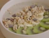 Smoothie bowl, banane kiwi et Muesli au chocolat