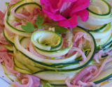 Salade rose de lamelles de courgettes