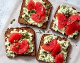 Tartines avocat, cottage cheese et pomelo