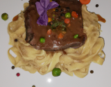 Steak haché et ça sauce aux légumes sur son lit de tagliatelle