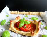 Tarte aux tomates, basilic et Cabécou du Périgord sur pâte feuilletée