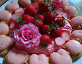 Charlotte aux fraises et biscuits roses