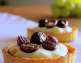 Tartelette aux raisins muscat et crème de violette