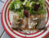 Filets de rouget à la tapenade et tuiles de parmesan accompagnés d'un mesclun