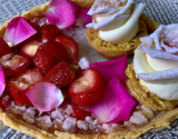 Tarte friande à la fraise, bêtises de Cambrai, sorbet fromage blanc et pétales de roses cristal