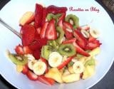 Salade de fruits kiwis, bananes, fraises, ananas