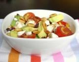 Salade tout en saveurs et jeux de textures : avocats, feta, pignons, tomates et olives noires