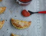 Chaussons à la viande épicée, sauce tomate piquante