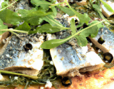 Comme une pizza aux sardines, quelques herbes