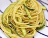 Spaghettis au citron, courgettes et pignons grillés